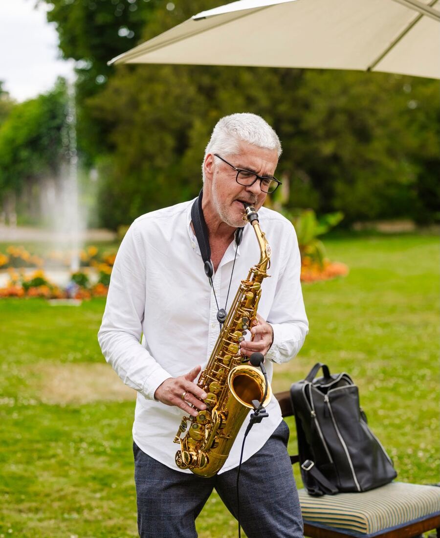 Bert Gerhardt solo mit Saxophon im Garten