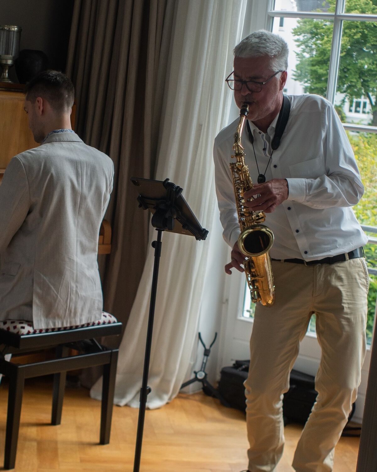 Bert Gerhardt mit Saxophon am Notenpult